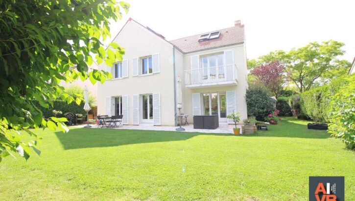 BUSSY PROCHE CENTRE VILLE ET GOLF